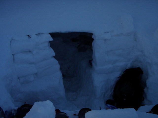 2010-03-28 snow cave 16