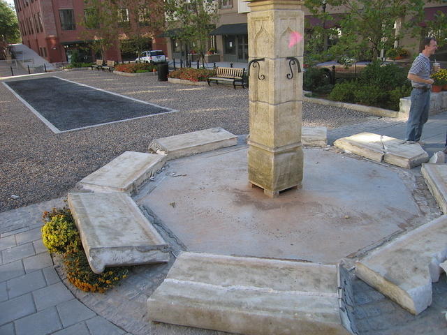 064-Glenwood Park-Fountain