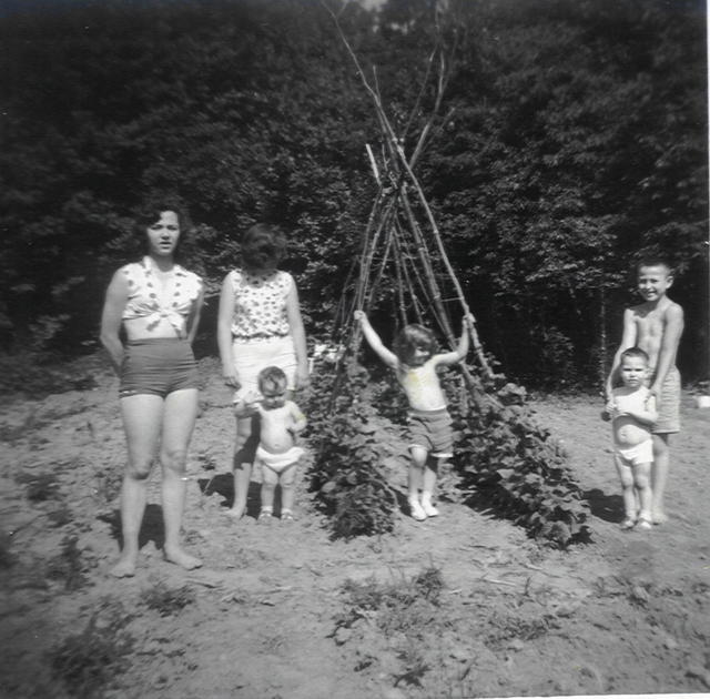 1964c-Family with pole beans